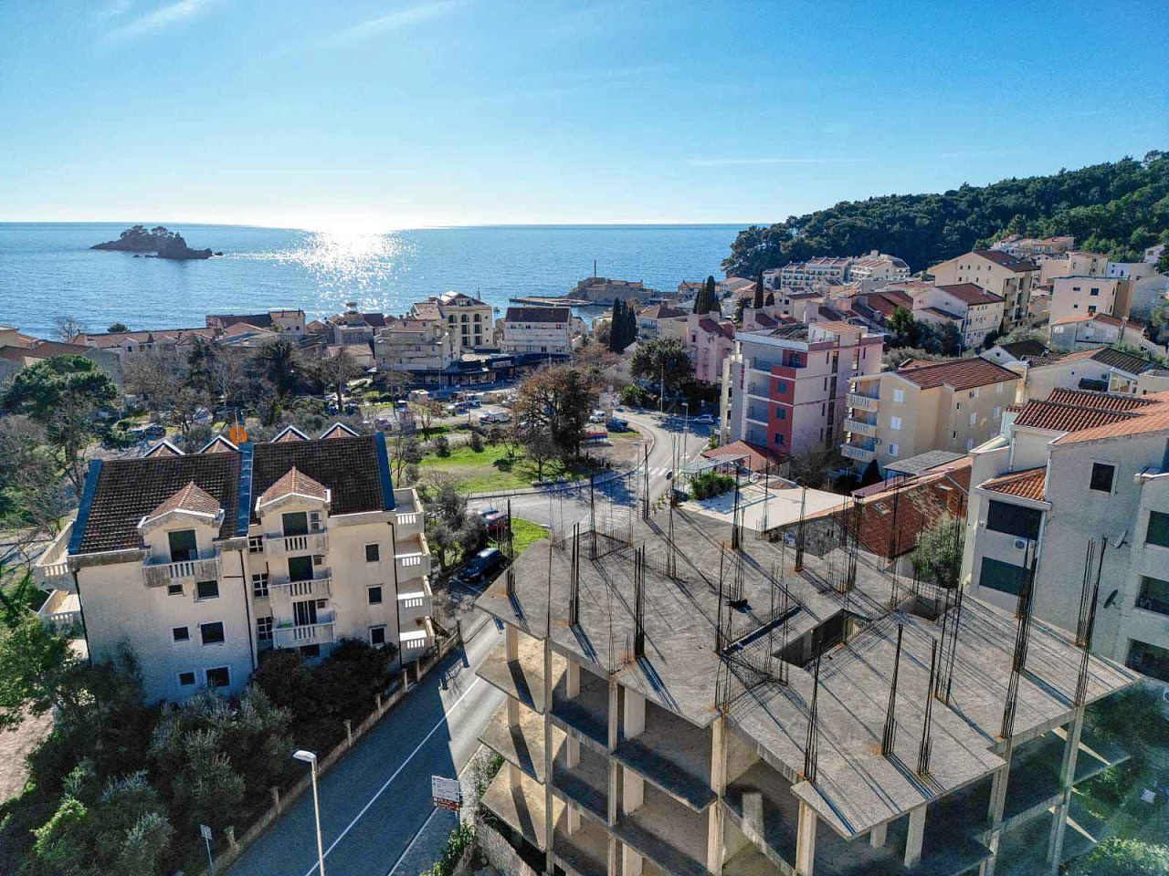 Urbanisiertes Grundstück mit unvollendetem Gebäude in Petrovac